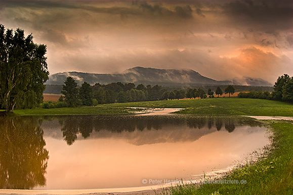 Foto von Peter Hennig PIXELWERKSTATT Stimmungsvolle Aufnahme, Orangetöne, Pfaffenbach bei Hartau OT von Zittau bei Hochwasser, im Hintergrund der Töpfer, Gipfel im Zittauer Gebirge | ® Urheberrecht bei: Peter Hennig